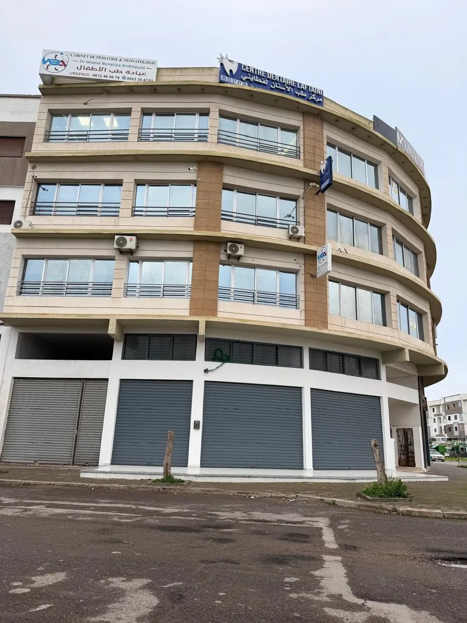 Façade de l’immeuble du cabinet, avec l’enseigne du cabinet de pédiatrie en haut