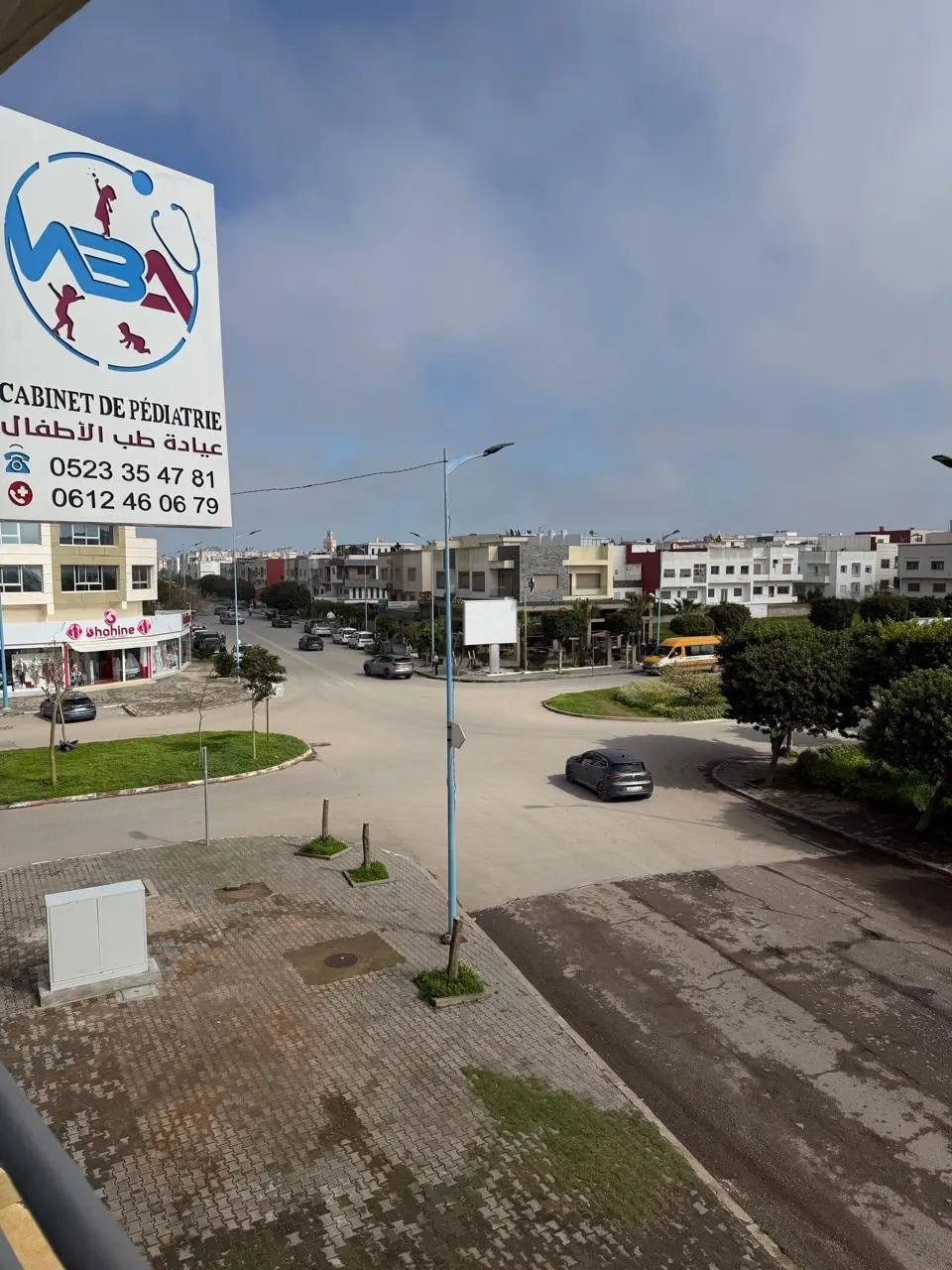 Vue dégagée depuis le cabinet sur le rond-point de l’avenue Allal Al Fassi, avec l’enseigne du cabinet